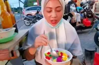 Termasuk Duta Sheila on 7, Sederet Selebriti Ini Kepergok Jajan di Pinggir Jalan