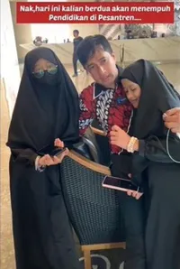 Termasuk Irfan Hakim, Ini Potret Mengharukan Sederet Selebriti Saat Antar Anak Masuk Pesantren
