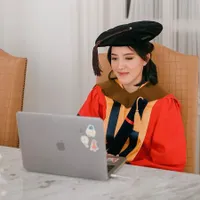 Termasuk Prilly Latuconsina, 7 Selebriti Ini Ujian Akhir Secara Online dan Rayakan Momen Kelulusan di Rumah Saja