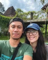 Terpaut Usia 12 Tahun, 11 Potret Mesra Eross Chandra dan Sarah yang Harmonis Selama 13 Tahun Menikah - Kecantikan Sang Istri Jadi Sorotan