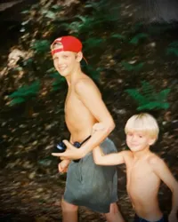 Terpukul Atas Kepergian Aaron Carter, Nick Carter Unggah Foto-foto Kenangan Masa Kecil Bersama Sang Adik: Kini Kamu Menemukan Kedamaian