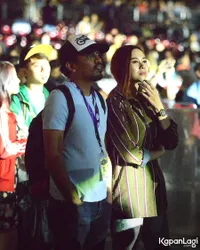 Tertangkap Kamera! Aura Kasih Peluk Glenn Saat Tonton JJF 2016