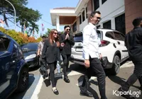 Tetap Berhubungan Baik, 8 Potret Anji dan Wina Bercanda Usai Jalani Sidang Cerai Perdana