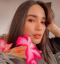 Tetap Cantik dan Langsing Hingga Disayang Suami, 9 Foto Ini Bukti Ussy Sulistiawaty Mom Goals Banget