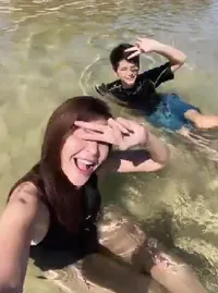 Tetap Cantik dan Singset di Usia 47 Tahun, Ini 8 Potret Tamara Bleszynski dalam Balutan Swimsuit - Asyik Bermain di Pantai Tanpa Takut Matahari