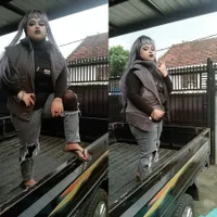 Tetap Hijab Meski Rambut Panjang, Potret Kekeyi Jadi Anak Punk Pakai Outfit Serba Hitam dan Sandal Jepit - Kenakan Tindik di Hidungnya