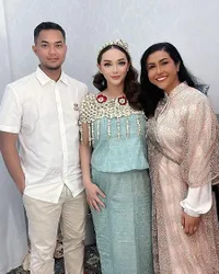 Tetap Mesra di Tengah Kabar Miring, 7 Potret Zaskia Gotik di Tasyakuran 7 Bulan Kehamilan - Cium Tangan Suaminya Berkali-Kali