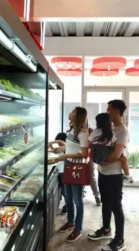 Tetap Sederhana Jadi Istri Pejabat, Ini 7 Potret Selvi Ananda Simple Makan Bareng Gibran Rakabuming dan Anak - Geletakkan Tas Branded di Lantai