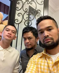 Teuku Wisnu Tutupi Bagian Dada Foto Wanita yang Hadir di Syukuran Ukkasya, Netizen Langsung Beri Pujian