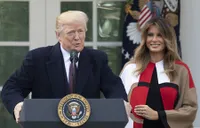Thanksgiving ala Melania Trump, Awkward Terkena Angin Kencang