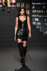 The Hadid Dominasi Fashionshow Moschino x H&M