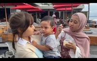 The Real Rich Aunty, 8 Momen Fuji Momong Baby Gala Saat Liburan ke Bali - Aura 'Hot Mom Muda' Ramai Disorot