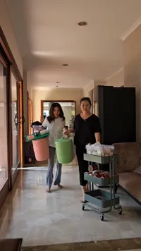 The Real Super Woman, 10 Potret Sarwendah Ikut Nukang Saat Renovasi Aula Rumah - Bantu Cat Tembok Hingga Rakit Furnitur Baru