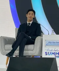 Tiba-Tiba di Jakarta, Potret Ahn Hyo Seop Jadi Tamu Seminar dan Gayanya Bagai Kang Tae Moo 'BUSINESS PROPOSAL'