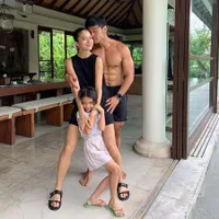 Tidak Liburan ke Luar Negeri, 8 Potret Chicco Jericko & Putri Marino Habiskan Waktu Santai di Bali Bareng Anak