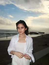 Tissa Biani Nikmati Senja di Bali Bareng Dul, Outfit Sopan Dipuji