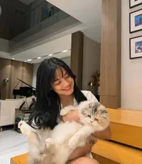 Titi Kamal Pilih Main Sama Kucing Usai Capek Kerja, Poninya Malah Bikin Salfok