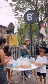 Toleransinya Dipuji Netizen, Seperti Ini 8 Potret Jennifer Bachdim Saat Bagi-bagi Takjil Kepada Orang yang Berpuasa