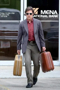 Tom Cruise Bawa Koper Berisi Uang Hasil Penyelundupan Narkoba?