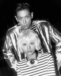 T.O.P. Bagikan Potret Behind The Scenes MV Studio54 Bareng Nana, Visualnya Unik Banget 