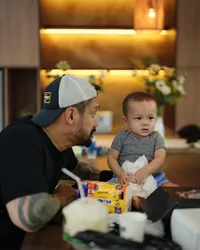 Tora Sudiro Asyik Ngobrol Bareng Cucu, Gemes Banget