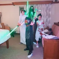 Totalitas! Intip 9 Potret Keluarga Adinda Bakrie Cosplay Karakter 'STAR WARS' Saat Liburan, Gemasnya Baby Korra Jadi Yoda Curi Perhatian