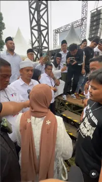 Tuai Pro Kontra, Ini 8 Potret Nissa Sabyan yang Tetap Manggung di Tengah Kabar Pernikahan dengan Ayus - Dihadiri Ratusan Penonton