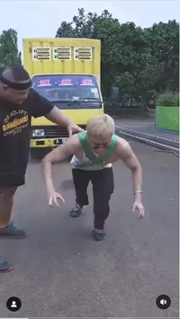 Tubuh Kekarnya Nggak Kaleng-Kaleng, Potret Azka Corbuzier Berhasil Tarik Truk dengan Badannya - Kuat Banget