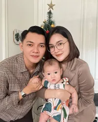 Tumbuh Besar Tingkahnya Makin Menggemaskan, Ini 8 Potret Baby Gendhis Anak Nella Kharisma dan Dory Harsa yang Cantik Jelita Sejak Lahir
