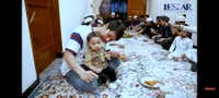 Tunjukkan Kesederhanaan, Deretan Potret Rizky Billar Suami Lesti Kejora Ajak Baby L Makan Bala-Bala Saat Buka Puasa