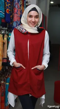 Tutorial Hijab Ala Dhini Aminarti, Pilihan Cantik Nan Fashionable