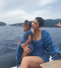 Gak Perlu Nunggu Halloween, Ini Momen Gemesin Saat Kylie - Stormi Kembaran!