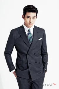 Taecyeon Berpose Ganteng Dengan Jas Rapi