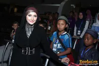 Tampil Cantik Berhijab Serba Hitam ala Inneke Koesherawati