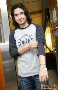 Tampil Dengan Gaya Maskulin - Ello Lebih Percaya Diri