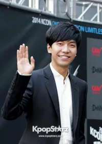 Tampil Formal di Red Carpet KCON - Lee Seung Gi Tetap Keren