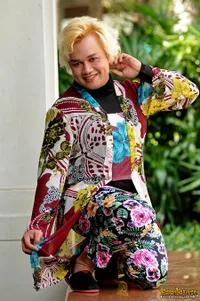 Tata Liem Kenakan Kebaya ala Kartini di Pertunangan Adji Pangestu