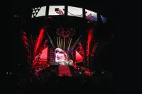 Taylor Swift Serba Merah Pada Tournya RED