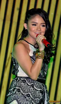 Tika Ramlan Eks T2 Rilis Album Solo - LEBIH BAIK