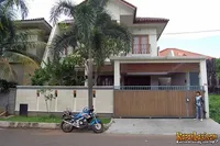 Tora Sudiro di Kediamannya