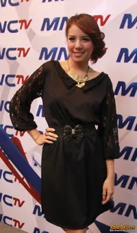 Tya Ariestya Hampir Terkena Lemparan Penggemar