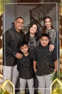 Ucapkan Selamat Ibadah Puasa, Berikut 8 Potret Nia Ramadhani Sambut Bulan Ramadan Bareng Keluarga