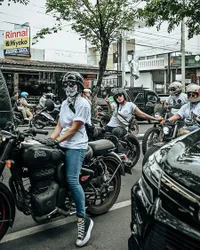 Udah Berstatus Ibu Satu Anak, 8 Potret Kerennya Selvi Kitty Naik Motor Gede