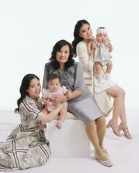 Ulang Tahun Nenek, Jessica dan Valencia Tanoe Pemotretan Bareng - Bak Drakor
