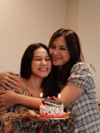 Ultah Dirayakan Sang Kakak, Ini 7 Potret Adik Indah Permatasari yang Cantik - Sudah Jadi Ibu