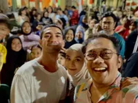 Ultah ke-39 Reza Rahadian Tetap Merakyat, Warga Minta Foto Diladenin Sampai Kelihatan Lelah