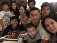 Ultah Ke-41, Anjasmara Dapat Kejutan Dari Anak-Cucu & Rekan Yoga