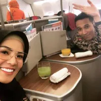 Umrah Bareng Suami, Nindy Tampil Cantik Dengan Hijab Syari
