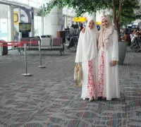 Umrah ke Tanah Suci, Laudya Cynthia Bella Bahagia Penuh Senyum