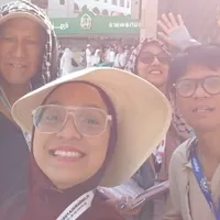 Umrah, Potret Shahnaz Haque Tak Sengaja Jumpa Ikang Fawzi dan Keluarga di Madinah